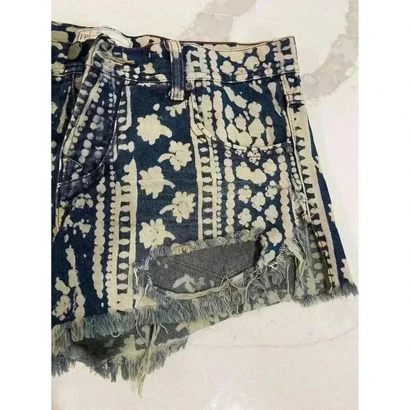 Women's Free People Ends Meet Printed Denim Cutoff Size 26 Mantra Bali Shorts - Picture 3 of 5